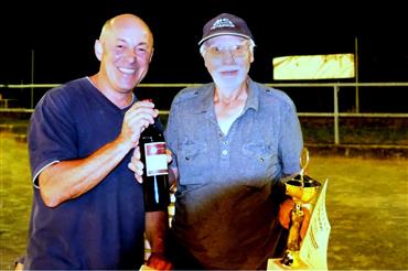 Vorstand Maurizio gratuliert dem Sieger Legerwettbewerb Werner Z. Vorstand Maurizio gratuliert dem Sieger Legerwettbewerb Werner Z.